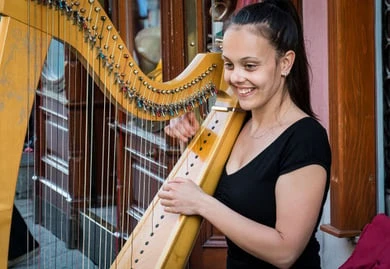 Junge, lächelnde Frau spielt Harve