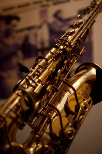 Nahaufnahme eines Saxophons.