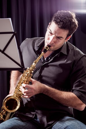 Mann spielt Saxophon