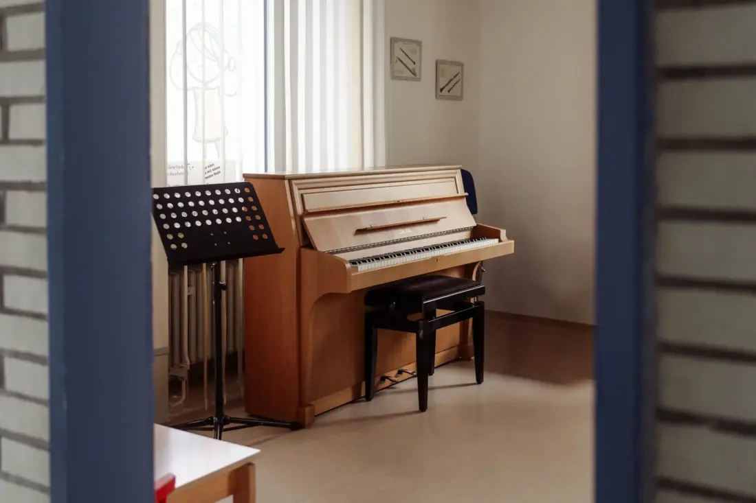 Klavier im Unterrichtsraum der Musikschule Andernach, Wagner.