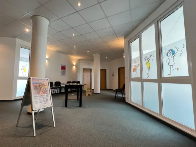 Aufenthaltsbereich der Musikschule Mendich.