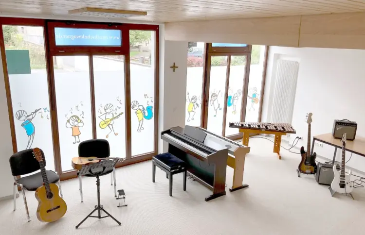 Heller Unterrichtsraum der Musikschule Weiler.